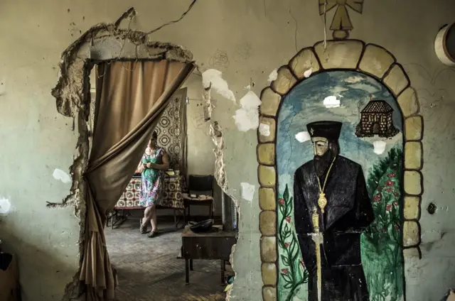 Matiko Pirtskhulava, de 46 años, está parada en uno de sus dos cuartos.