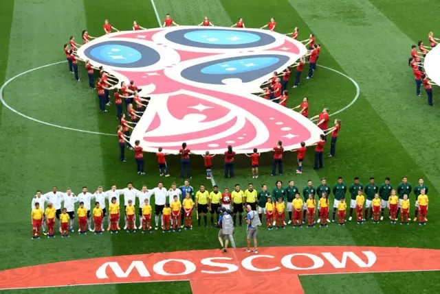 Hermoso y colorido ambiente en el estadio Luzhniki de Moscú.