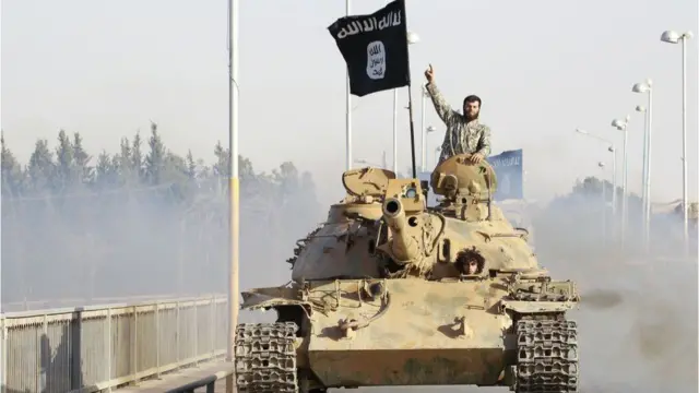 ఇస్లామిక్ స్టేట్ ‘విక్టరీ పరేడ్’ను అబూద్ చిత్రీకరించారు