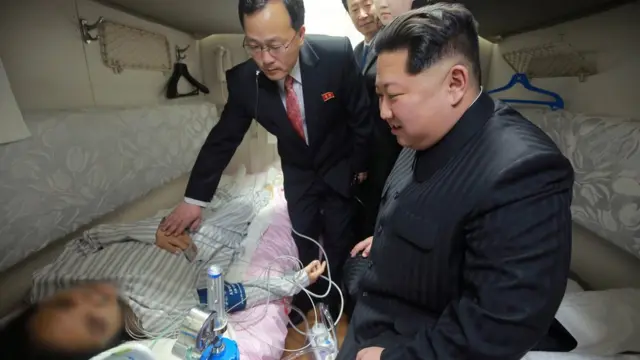 金正恩在火车车厢内也再次慰问受伤的中国游客，但游客的面被朝中社模糊化处理。