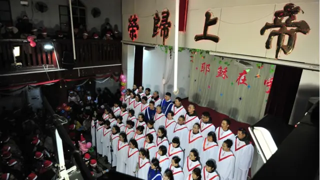 Một dàn đồng ca hát thánh ca trong lễ thánh đêm Giáng sinh 24/12/2017 tại nhà thờ ở tỉnh An Huy, phía đông Trung Quốc.