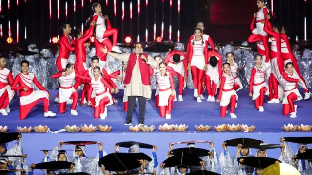 અસમના ગુવાહાટીમાં શરૂ થયેલી ખેલો ઇન્ડિયા યુથ ગેમ્સની ઑપનિંગ સેરેમનીમાં ગીત ગાતા જાણીતા ગાયક શંકર મહાદેવન