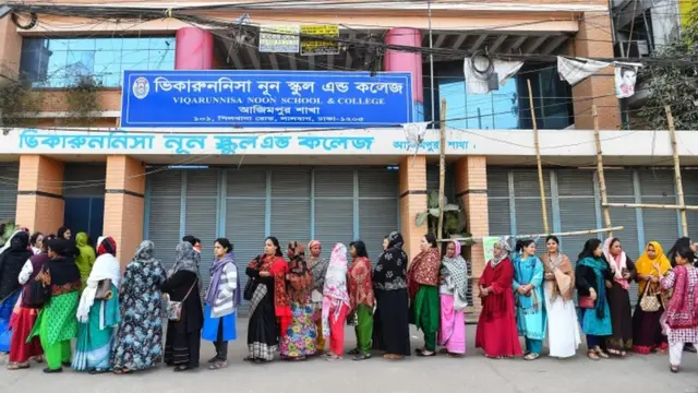 انتخابات میں ووٹ کرتی ہوئی خواتین