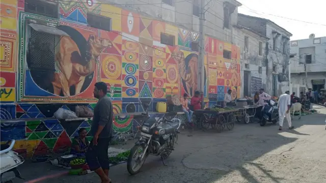 એક બ્રિટિશ નાગરિકે કહ્યું કે માધાપરમાં રખડતાં ઢોરનો ખૂબ ત્રાસ છે અને તેનું નિરાકરણ લાવવાની જરૂર છે