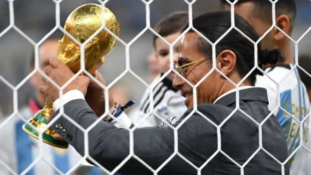 سالت باي يحمل كأس العالم