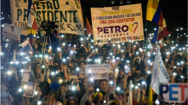 Multitud de simpatizantes de Petro.