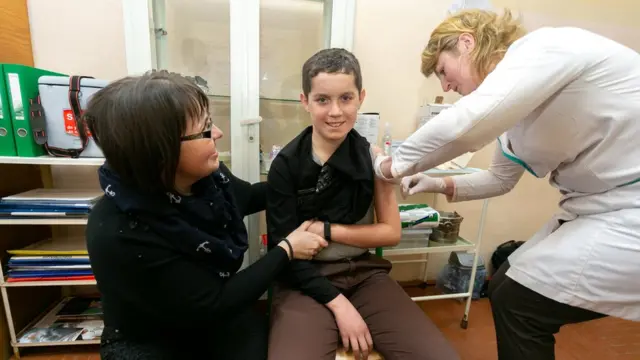 Лікарі роблять щеплення дитині