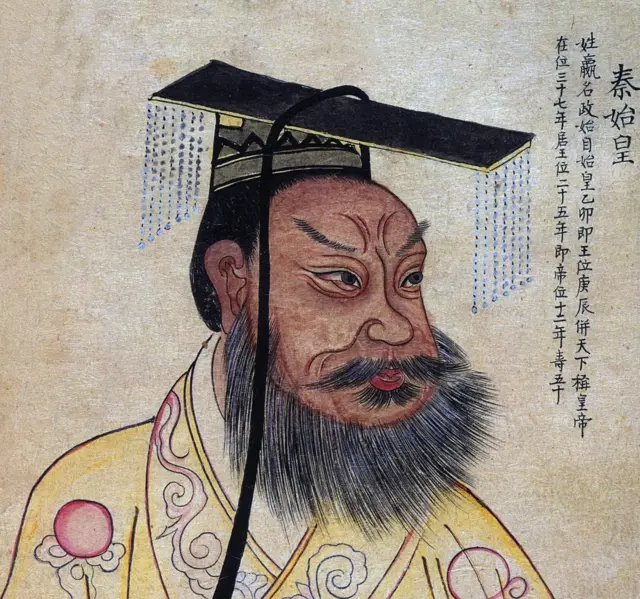 Dessin représentant Qin Shi Huang (259 à 210 avant J.-C.), nom personnel Ying Zheng, qui fut roi de l'État chinois de Qin de 246 à 221 avant J.-C. pendant la période des États combattants. Il est devenu le premier empereur de la Chine unifiée en 221 avant notre ère et a régné jusqu'à sa mort en 210 avant notre ère, à l'âge de 49 ans.