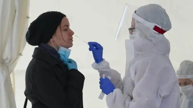 وقتی بیمار برای اولین بار به کووید-۱۹ مبتلا می‌شود، بدن او برای تولید پادتن به زمان نیاز دارد. اما این می‌تواند در جلوگیری از ابتلای دوباره به بیماری موثر باشد