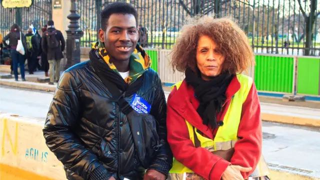 Sekou Camara, un Gilet jaune d'origine guinéenne avec une autre manifestante, Fayrouz Slimani, Algérienne.