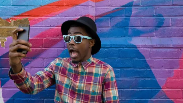 Есть мнение, что люди всегда знают свою аудиторию в соцсетях и никогда не показывают свою истинную натуру, а просто меняют маски в зависимости от того, с кем говорят