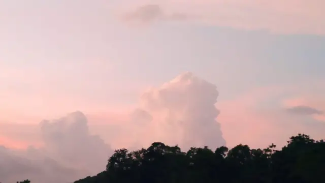 இலங்கையில் காணப்படும் செந்நிற வானம் : காற்று மாசு குறைந்துள்ளது