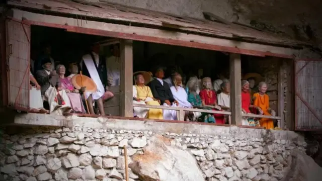 இறந்தவர்களை வீட்டிலேயே வைத்திருக்கும் வழக்கம்