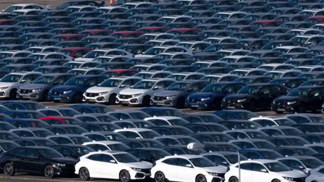 நூற்றுக்கணக்கான ஹோண்டா கார்கள்.