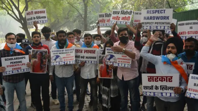 दिल्ली में प्रदर्शन करते छात्र