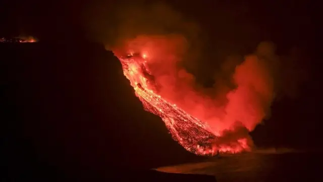 Lava do vulcãojogo agua e fogoLa Palma chega ao oceano Atlântico