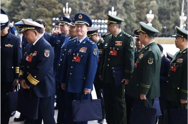 周一參加中國政協十四屆全會第二次會議的軍方代表抵達人民大會堂的照片（3月4日）。