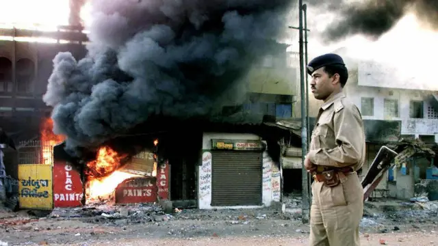 আহমেদাবাদে একটি মুসলিম-মালিকানাধীন দোকানে আগুন জ্বলছে