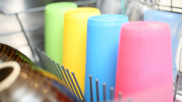 Plastika na bazi nafte odbija vodu više od keramike ili metala, pretvarajući vodu u kapljice i čineći da sporije isparavaju