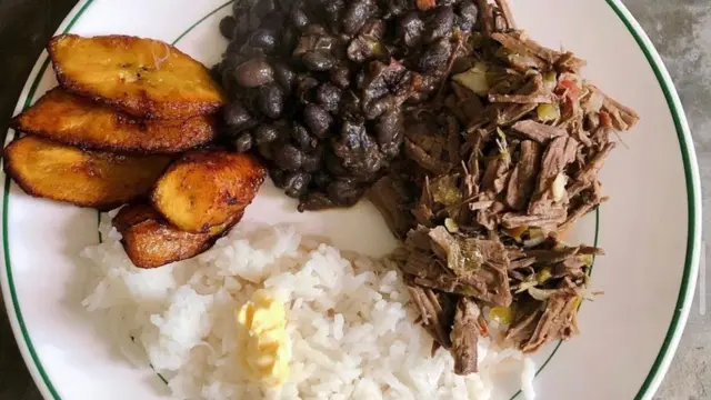 Este es el plato nacional de mi país #Venezuela consiste en tajadas (plátanos frito), arroz blanco, carne mechada y caraotas (frijoles negros)