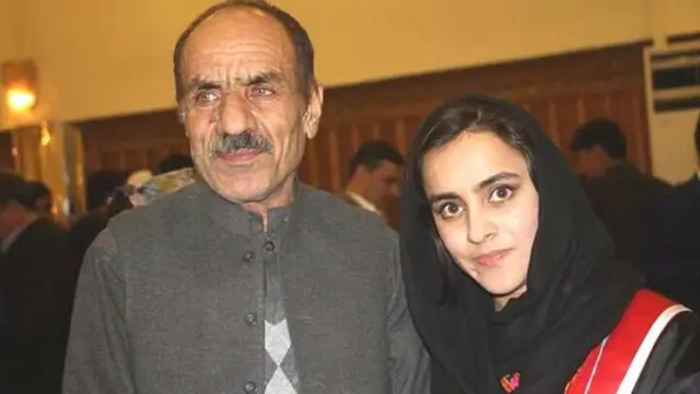 نرګس وايي د زده کړو تر لاسه کولو ویاړ یې د پلار په برخه دی