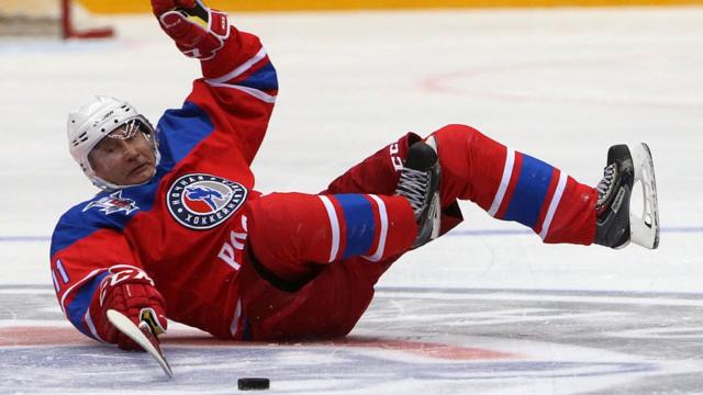 Vladimir Putin cae sobre el hielo mientras juega hockey