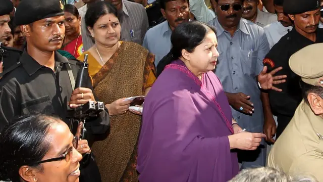 2011ல் சட்டமன்ற தேர்தலில் தனது வாக்கை செலுத்த வரும் ஜெயலலலிதா, அவருடன் அவரின் தோழி சசிகலா