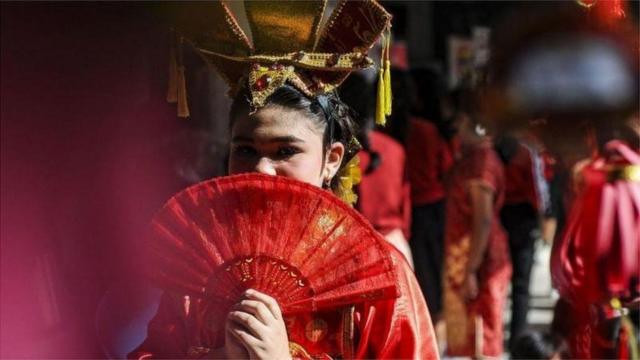 An ethnic Chinese-Indonesian dressed in traditional Chinese clothing during the Chinese New Year celebrations in January 2023.