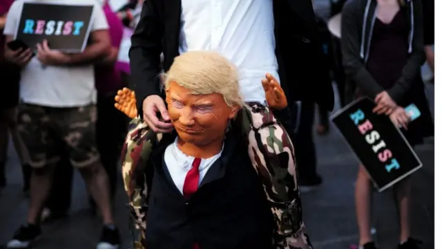 مظاهرة في نيويورك ضد قرار ترامب حظر خدمة المتحولين جنسيا في الجيش الأمريكي