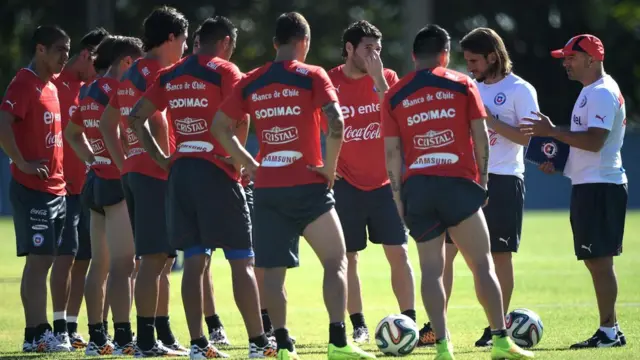 Jorge Sampaoli con los jugadores chilenos.
