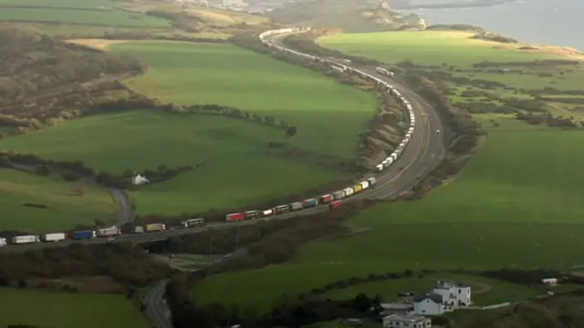 Caminhões esperam para cruzar o Canal da Mancha