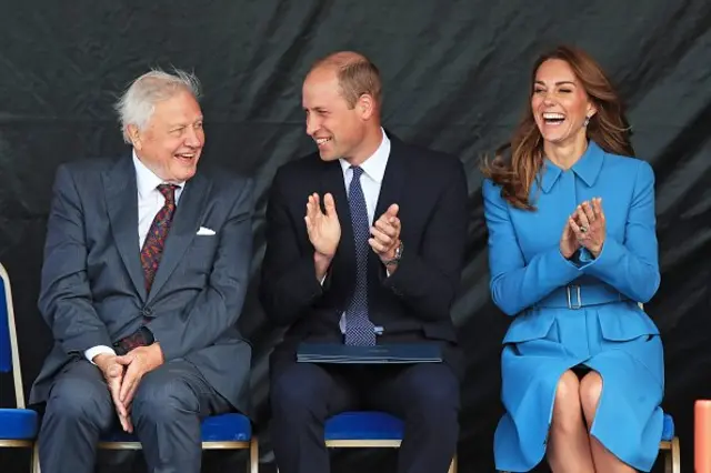 Pangeran William (tengah), Kate Middleton (kanan) dan Sir David Attenborough (kiri) menghadiri upacara penamaan kapal penelitian kutub RSS Sir David Attenborough (26/09/2019)