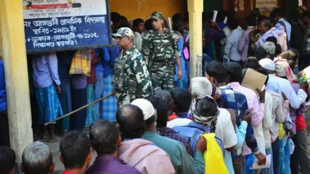 এন আর সির প্রথম খসড়া প্রকাশের দিন নাম উঠেছে কিনা দেখতে আসা লোকের ভিড় কামরূপের গুমি গ্রামে