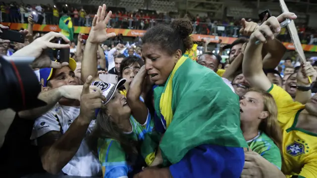 Rafaela Silva abrazada por el público