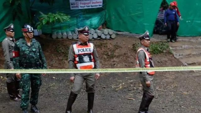 উদ্ধার অভিযানের আগে পুরো এলাকা সিলগালা করে দেয়া হয়।