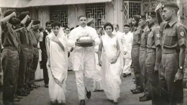 கர்னல் தாராபோரின் அஸ்தியுடன் மகள் ஜரீன் (இடது), மனைவி (வலது)