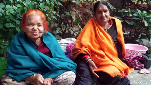 ساتي ديفي (على اليسار) وغاياتري ديفي أمضيتا خمس سنوات في مدينة فاراناسي في انتظار الموت