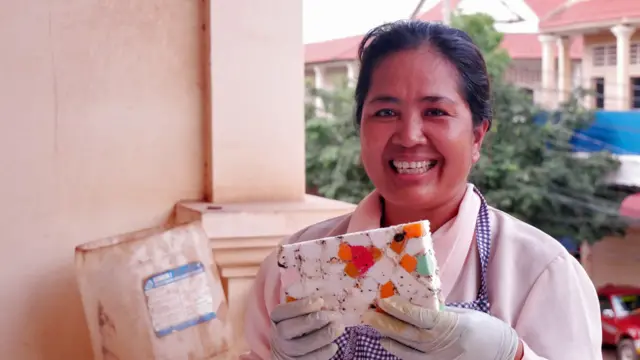 Mujer sonriente con una barra de Eco Soap.