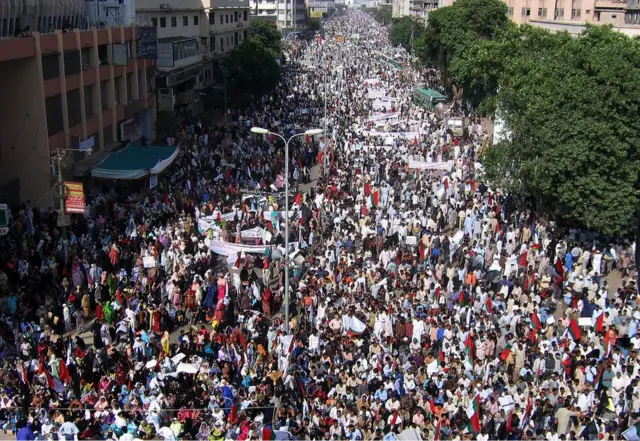 पाकिस्तान में मुत्तहिदा क़ौमी मूवमेंट के समर्थकों का हुजूम