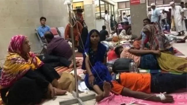 বাংলাদেশের একটি হাসপাতালে ডেঙ্গু রোগীদের ভিড়