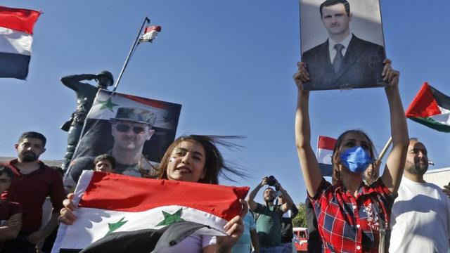 В Дамаске люди вышли на акцию протеста против санкций и в поддержку президента