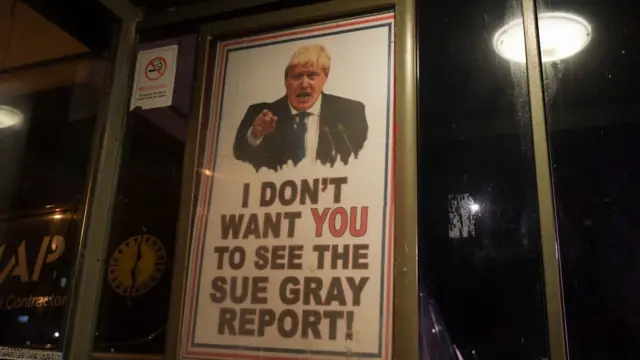 बोरिस जॉन्सन यांचा निषेध करणारे सूचक फलक