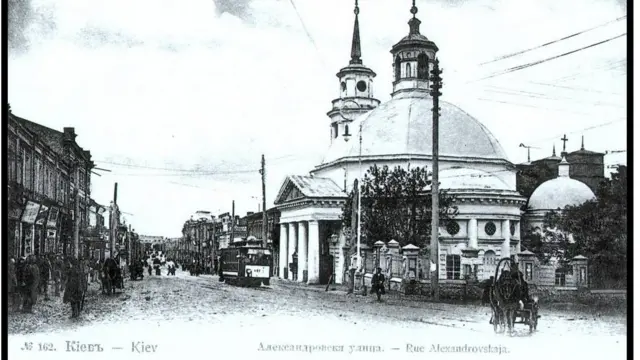 Церква Різдва Христового на листівці 1890-х. Зараз будівництво і розкопки відбуваються поруч з церквою
