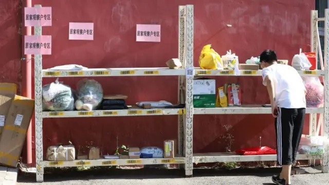 Homme faisant du shopping en Chine.