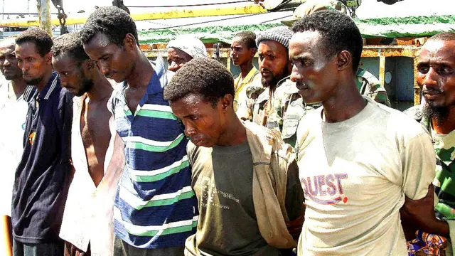 আটক হওয়া সোমালি জলদস্যুদের একটি দল (ফাইল ছবি)