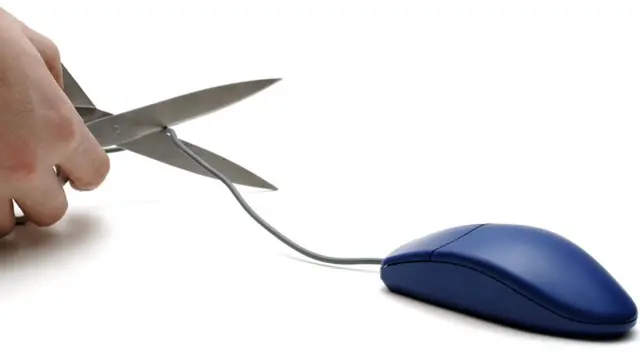 У саботажников - постоянно "технические проблемы" на рабочем месте. У них то зависает компьютер, то вырубается интернет, то вообще нет связи