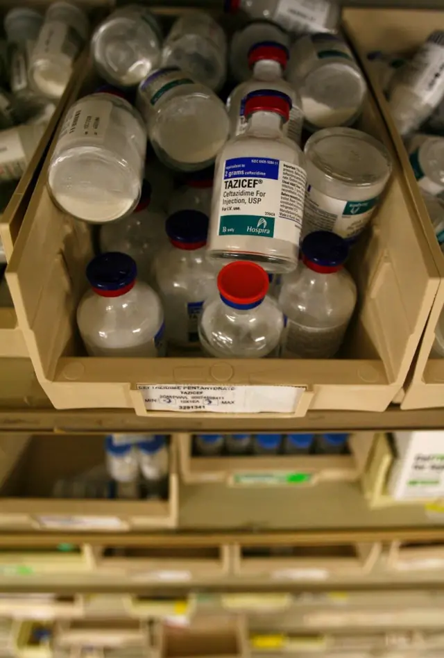 অ্যান্টিবায়োটিক-প্রতিরোধী ব্যাকটেরিয়ার সংক্রমণ সামাল দিতে হাসপাতালগুলো হিমশিম খাচ্ছে।