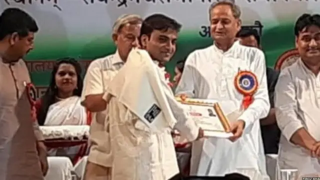 ਫ਼ਿਰੋਜ਼ ਖ਼ਾਨ ਨੂੰ ਰਾਜਸਥਾਨ ਦੇ ਮੁੱਖ ਮੰਤਰੀ ਅਸ਼ੋਕ ਗਹਿਲੋਤ ਨੇ ਸੂਬਾ ਪੱਧਰੀ ਸੰਸਕ੍ਰਿਤ ਵਿਦਵਾਨ ਸਨਮਾਨ ਦਿੰਦੇ ਹੋਏ।