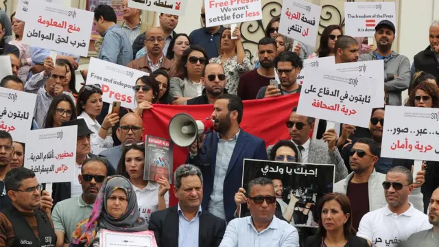 محتجون على قرارات الرئيس خرجوا للتظاهر.