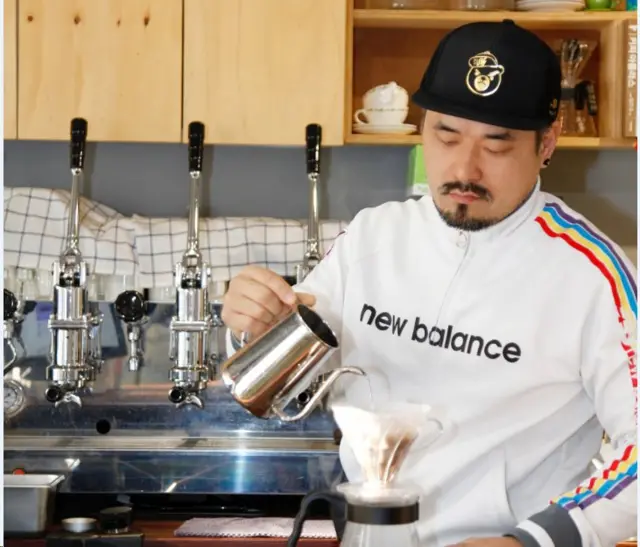 '봄꽃'이라는 이름의 카페를 운영하며 이 곳을 기반으로 사람들과 소통하며 목회를 하고 있는 박병현 목사. 저녁에는 라이더 일을 한다